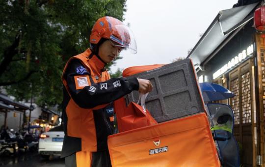 九游中国官网-F1决赛日上海20余位“安全侠”骑手受邀观赛，与顶尖车手共赴速度之约